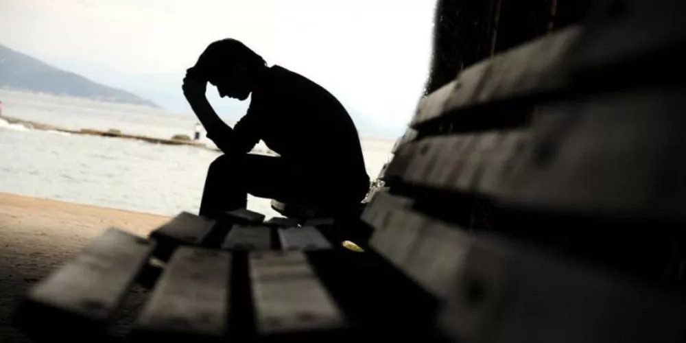 الإكتئاب مرض يعطي الشعور الدائم بالحزن وانعدام الإهتمام واضرابات في المزاج ويؤثر على التفكير و السلوك والشعور وممكن أن يؤثر على الحالات العاطفية والجسدية و أيضاً على النشاطات اليومية ويشعر أنه لا يستحق العيش في هذه الحياة . العلاقة بين مضادات الاكتئاب والضعف الجنسي : في كثير من الأحيان يعاني بعض الأشخاص من مشاكل مع الإكتئاب مثل العجز الجنسي حيث أن الاكتئاب يأتي ويجلب مع الاضرابات الجنسية وعالرغم من أن مضادات الاكتئاب تعالج الاكتئاب الا انها تسهم في وجود المشاكل الجنسية لان مضادات الاكتئاب له تأثيرات على الحالة الجنسية لأنها تحسن من مزاج الشخص من خلال تغير التوازن بين المواد الكيميائية الموجودة في الدماغ وهذه المواد هي التي تؤثر في الاستجابة الجنسية فتسبب خللأ في الأداء الجنسي ومن هذه المشاكل التي تسببها مضادات الإكتئاب : • عدم القدرة على انتصاب العضو الذكري خلال العلاقة الجسدية أو غيرها . • عدم الرغبة في ممارسة العلاقات الحميمة والاستمتاع في أثناء ممارسة الجماع . • تدني الأداء الجنسي وعدم المقدرة للوصول الى الرعشة الجنسية . مضادات الاكتئاب الأكثر خطورة : يعالج المريض المصاب بالاكتئاب بمضادات الاكتئاب التي تعمل على تسوية نسبة المواد الكيميائية في الدماغ المسؤولة عن الشعور والسلوك والمزاج وتعيدها الى شكلها الطبيعي و أيضاً تعالج مضادات الاكتئاب أنواع الاكتئاب الموسمي والقلق الاجتماعي والحالات العاطفية ولكن أيضاً هناك خطورة من أخذ جرعات مضادات الإكتئاب بشكل مبالغ فيه وهناك أنواع لمضادات الإكتئاب التي تسبب الخطورة وهي : • المثبطات التي تعيد امتصاص السيروتونين الانتقائية والتي تضم فلوكسيتين وسيتالوبرام وسيرترالين وإسيتالوبرام . • المثبطات التي تعيد امتصاص النورإيبينيفرين و السروتونين والتي تضم دولوكسيتين و فينلافاكسين و ديسفينلافاكسين . • مثبطات أحادي الأمين الأوكسيداز مثل الفينيلزين و ترانيلسيبرومين . • مضادات الإكتئاب ذات الحلقات الثلاثية و الرباعية مثل النورتريبتيلين و أميتريبتيلين وكلوميبرامين . مضادات الاكتئاب وأثارها الجنسية على الرجل : إن تناول مضادات الإكتئاب فهذا يعني للكثيرين أنه سيواجه بعض الأشكال من الخلل الوظيفي الجنسي ولا يزال الخبراء و الأطباء يبحثون عن الآثار الجانبية الجنسية لمضادات الإكتئاب فهي تختلف من شخص لآخر فلذلك تختلف بين الرجال و النساء فهناك قائمة واسعة لمجموعة مضادات الإكتئاب و آثارها الجنسية على الرجال نذكر بعض منها هنا : • انخفاض الشعور في الرغبة الجنسية مع الشريك . • فقدان الإحساس و المتعة عند ممارسة العلاقات الحميمة . • تأخر مدة الوصول الى الرعشة الجنسية . • فقدان القدرة على انتصاب العضو الذكري أو الحفاظ عليه منتصباً . • مواجهة مشاكل القذف المتأخر والمؤلم بسبب انتصاب العضو الذكري بشكل مستمر . • مواجهة مشاكل العجز الجنسي وانخفاض نسبة الأداء الجنسي . • تقلل من عدد الحيوانات المنوية لدى الرجل . مضادات الاكتئاب وأثارها الجنسية على المرأة : عند تناول أي من مضادات الإكتئاب فإن الجسم سوف يشعر بالراحة و الهدوء و الإستقرار فيمكن ذلك أن يقلل من دافع الرغبة لممارسة الجنس و يمنع الهرمونات التي في الجسم من أن تستجيب لعملية الجماع و نقل الرسالة للدماغ فلذلك تتأثر بعض النساء بمضادات الإكتئاب و خاصة في العلاقة الجنسية و من هذه الآثار : • يتأخر الشعور بالرغبة الجنسية لدى النساء اللواتي يتعاطون مضادات الإكتئاب . • انخفاض نسبة الرغبة على ممارسة العلاقات الحميمة مع الزوج و التململ من الأمر . • الإحساس بعدم الراحة عند ممارسة عملية الجماع . • التنميل ( الخدر ) في حلمات الثدي و المهبل . • ممكن أن تواجه النساء اللواتي يرضعن بعض المشاكل في الإرضاع . تحذير : إذا كنتِ ترغبين في الحمل وتتناولين أدوية مضادات الإكتئاب فالأفضل أن تستشيري طبيبك لأن بعض مضادات الإكتئاب من الممكن أن تسبب تشوهات خلقية للجنين . مضادات الإكتئاب وآثارها الجنسية على الرجل و المرأة : كل شخص سيتفاعل بطريقة مختلفة عن الآخر عند تناول مضادات الإكتئاب فغالباً ما يواجهون مشاكل بسبب مضادات الإكتئاب و من هذه المشاكل : • الوزن الزائد أو السمنة : ممكن أن يؤدي الوزن الزائد الى انخفاض الثقة بالنفس و انخفاض نسبة الدافع الجنسي بسبب شعورهم بأن اجسادهم تبدو بصورة ذات جمالية قليلة و بالتالي الإنسحاب من ممارسة العلاقات الجنسية مع الشريك . • الخمول : ممكن أن تسبب مضادات الإكتئاب خمولاً جسديا و بالتالي يؤدي ذلك الى عدم القدرة على التفكير في ممارسة أي علاقة جنسية و الشعور بالرغبة في النوم و الراحة فقط مع فقدان الدافع الجنسي . • ضعف الإنتصاب : بعض مضادات الإكتئاب تقلل من تدفق الدم الى الجزء السفلي من الجسم و خاصة الى الأعضاء التناسلية بما فيها العضو الذكري فتقل قوة الإنتصاب لدى الرجل مما يؤدي الى عدم الوصول الى الرعشة الجنسية أو الوصول اليها ولكن بعد فترة من الزمن و من الممكن أن تحدث مشاكل مثل : القذف المبكر . الحلول المقترحة : بما أن مضادات الإكتئاب تسبب اثار جانبية كثيرة على الرجال و النساء فإليك بعض الحلول التي تساعدك على تجاوز الآثار الجسدية و النفسية بطريقة صحيحة فهي كالآتي : الالتزام بتعليمات الطبيب : تحذير هام إليك لاتتناول مضادات الإكتئاب من تلقاء نفسك دون استشارة الطبيب لأنها ممكن أن تسبب أمراض أخرى و مشاكل بدلاً من أن تكون علاجاً للإكتئاب و أيضاً عليك عدم الإقلاع عن تناول الدواء قبل مراجعة الطبيب ولاتنسى الإلتزام بكمية الجرعات اللازمة و فترة تناول الدواء و في حال ظهور اي مشكلة أو أعراض جسدية يجب أن تتوقف عن أخذ الدواء و أخبار الطبيب في الحال أما في حال نسيان موعد تناول الدواء فعليك أخذه على الفور و لكن إذا اقتربت فترة أخذ الجرعة الثانية فلا تتناول الجرعة السابقة . وضع تقويم زمني : التقويم الزمني هو أبسط حل لعلاج الخلل الوظيفي الجنسي لمعرفة ما اذا كانت المشاكل و الاثار الجانبية تنخفض أو تزيد و ممكن أن تستغرق أسبوع أو أسبوعين أو شهر فهنا عليك بالصبر لحل هذه المشكلة لأن تكيف الجسم مع مضادات الإكتئاب يستغرق في بعض الأحيان وقتاً طويلاً . ممارسة العلاقات الجسدية : من الأفضل أن تمارس العلاقات الجنسية الحميمة بعد مرور فترة جيدة على تناول الأدوية المضادة للإكتئاب على سبيل المثال إذا أخذت الدواء في الصباح فيجب أن تمارس العملية الجنسية في المساء . التدخين : الإبتعاد و الإقلاع عن التدخين عند أخذ مضادات الإكتئاب لأنه من المرجح أن تعطي مفعول عكسي و كذلك التدخين يؤثر على عملية الجماع فيقلل من الرغبة الجنسية و الوصول الى النشوة . الرياضة : اتبع نظام صحي سليم و لا تستخف في ممارسة الرياضة لأنها تنشط الدورة الدموية في الجسم و بالتالي تطرد الإكتئاب وتقلل من الوزن الزائد فتقوي ثقة الإنسان بنفسه وبجسده و تعطي الشعور بالنشاط و تعزز الرغبة الجنسية وتحسن من الأداء الجنسي و تزيد من قوة انتصاب العضو الذكري لدى الرجال أثناء ممارسة العلاقات الجنسية الحميمة مع الزوجة . تحذير هام : تجنب قيادة السيارة عندما تكون تحت تأثير دواء مضاد الإكتئاب